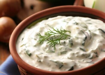 Tzatziki Grego: O Refrescante Molho de Iogurte e Pepino